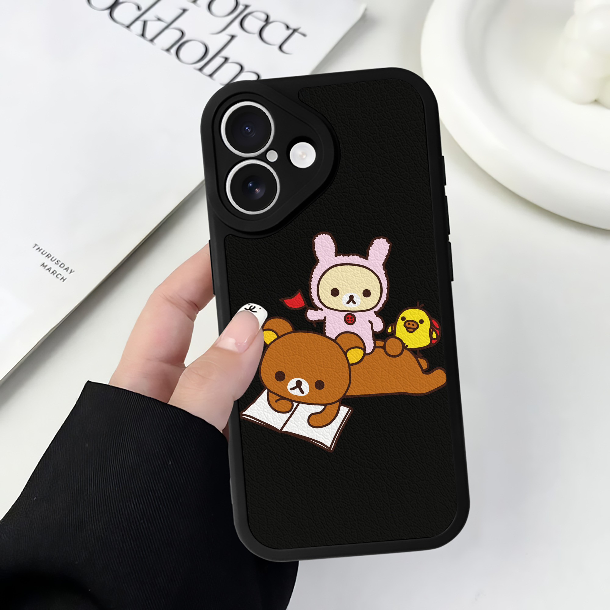 （画像用） リラックマ リラックマ キイロイトリ Rilakkuma Korilakkuma Kiiroitori 【iPhone 16シリーズ対応】シリコンスマホケース（レザー調） 材質：シリコン
